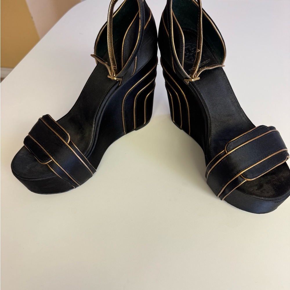 Elegant Black Wedge Sandals - Picture 3 of 6